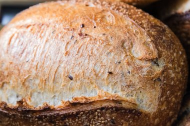 Pastanenin masasında ekmek var. Küçük endüstri ve sağlıklı gıda kavramı.