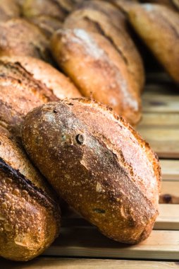 Pastanenin masasında ekmek var. Küçük endüstri ve sağlıklı gıda kavramı.