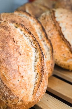 Pastanenin masasında ekmek var. Küçük endüstri ve sağlıklı gıda kavramı.
