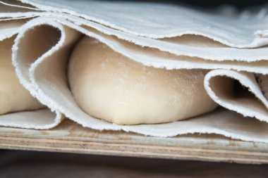 Fırıncı ekmek yapıyor, erkek eli, hamur yoğuruyor, manto pişiriyor. Küçük fırın kavramı, geleneksel ekmek sanatı.