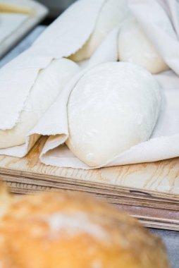 Fırıncı ekmek yapıyor, erkek eli, hamur yoğuruyor, manto pişiriyor. Küçük fırın kavramı, geleneksel ekmek sanatı.