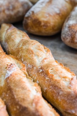 Pastanenin masasında ekmek var. Küçük endüstri ve sağlıklı gıda kavramı.