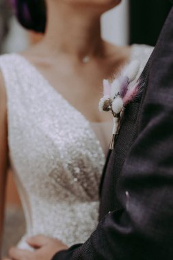 Düğün günü, damat ve gelinin kırpılmış görüntüsü 