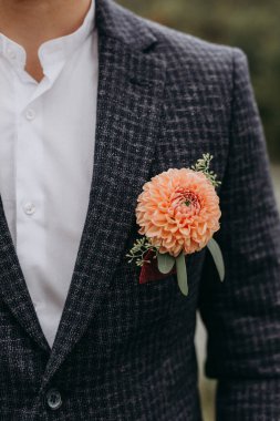 Düğün buketi koyu tonda.