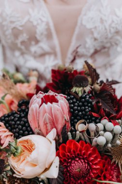 Düğün buketi koyu tonda.