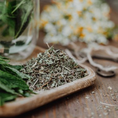 Tahta masadaki nane yaprakları