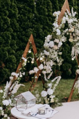 Üç ahşap üçgen şeklinde düğün kemeri