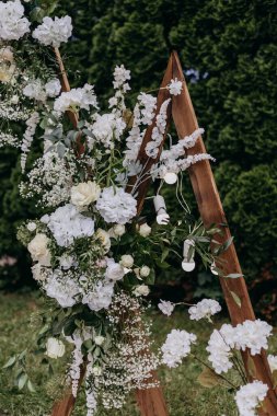 Üç ahşap üçgen şeklinde düğün kemeri