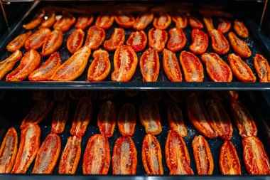 Ev yapımı kurutulmuş et ve domates.