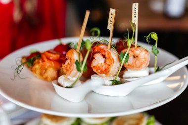 Restoran lüks yemekler ve mükemmel servis.