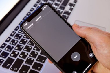 Moskova / Rusya - 4 Nisan 2020: iPhone 11, Macbook klavye arka planında profesyonel. Apple TV için uzaktan kumanda uygulaması