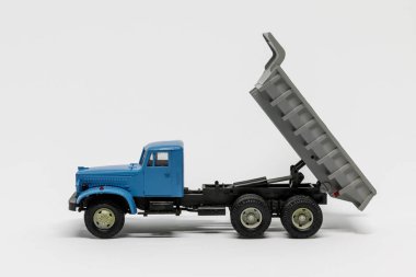 Beyaz arka planda KRAZ 256 kamyonunun modeli