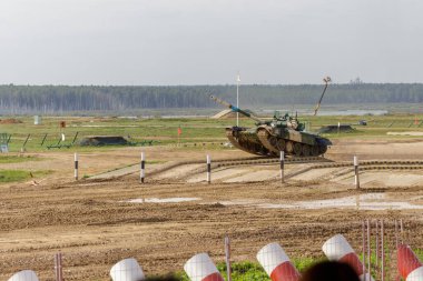 Alabino / Rusya - 31 Ağustos 2021: Tank Biatlon Yarışması Tankı
