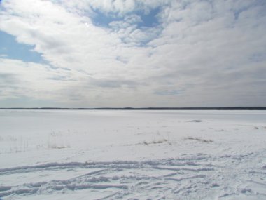 Kışın kar manzarası