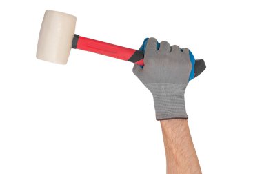 Eldivenli bir adam bir tokmak tutuyor.