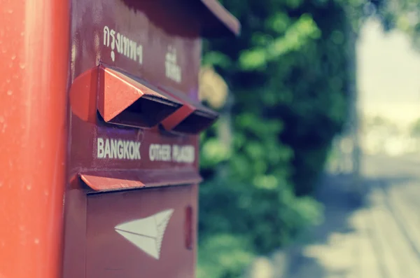 Uma caixa de correio vermelho - filtro vintage — Fotografia de Stock
