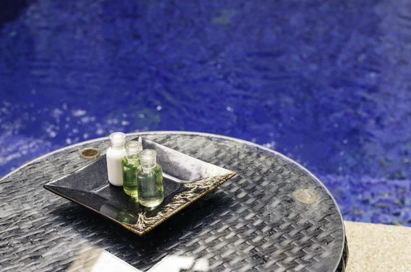 Shampoo fles bij zwembad - vintage filter — Stockfoto