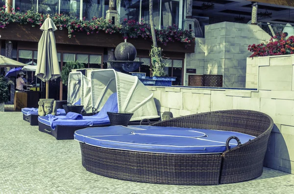 Resort zwembad met parasol en stoel — Stockfoto