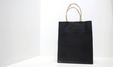 Beyaz arka planda siyah çanta beyaz arkaplanda siyah çanta, izole edilmiş.