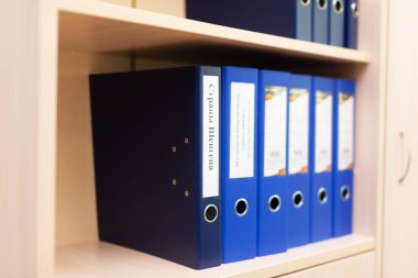 Ofisteki raftaki dokümanlar için dizinler