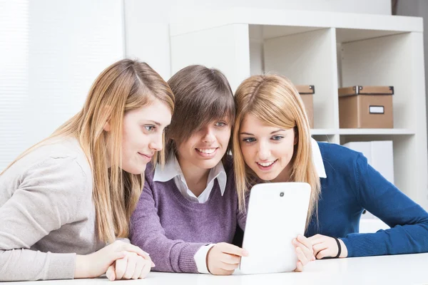 Dívky skupiny mladých studentů s tabletem — Stock fotografie