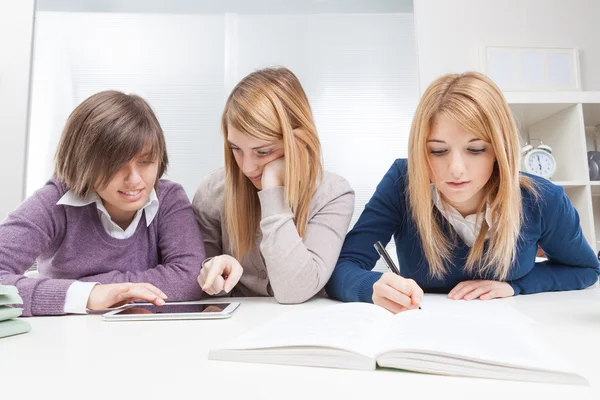 Skupina studentů nezletilých dívek — Stockfoto