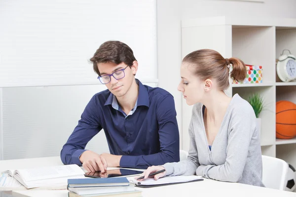 Estudantes olhando para tablet pc — Fotografia de Stock