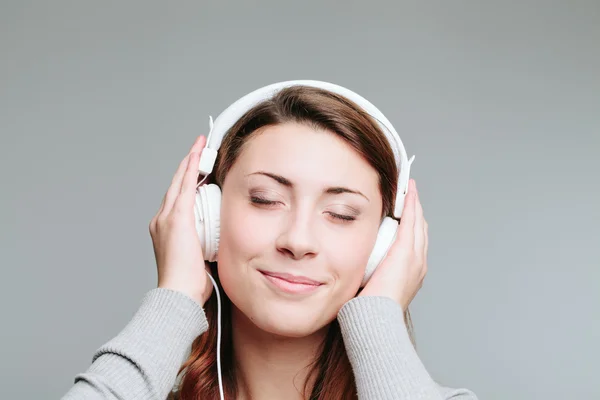 Mujer joven con auriculares — Foto de Stock