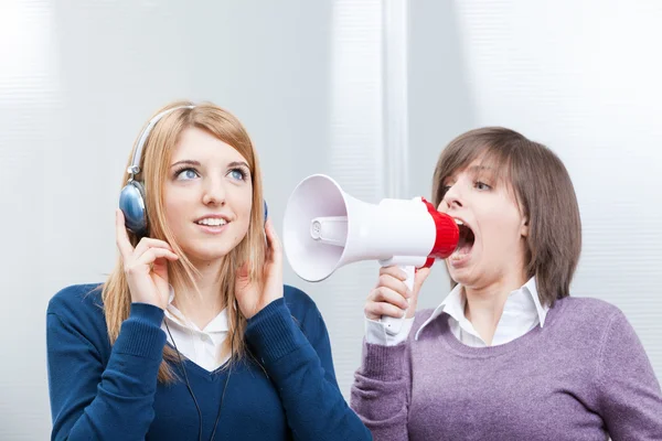 Adolescente gritando en megáfono — Foto de Stock