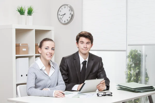 Zusammenarbeit mit Tablet — Stockfoto