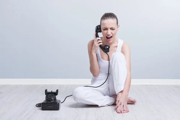 Mujer enojada con teléfono — Foto de Stock