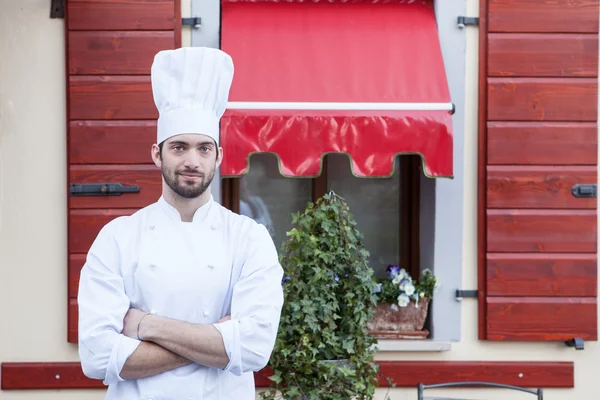 Jonge chef-kok glimlachen — Stockfoto