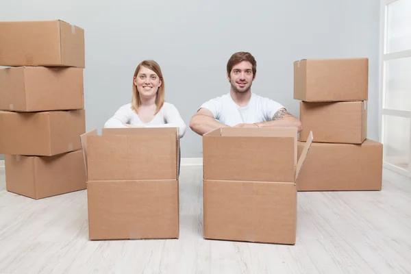 Happy couple moving in a new house — Stock Photo, Image