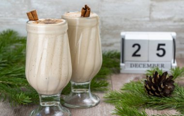 İçki ve takvim. 25 Aralık, Noel. Hindistan cevizi ve tarçınlı eggnog Noel kokteyli. Geleneksel bayram içkisi. seçici odak.