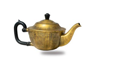 Antika, bakır çaydanlık beyaz arka planda izole edilmiş. Çay ve bitki demlemek için klasik sofra takımı