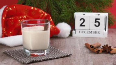Hindistan cevizi ve tarçınlı kokteyl. Geleneksel bayram içkisi. Çiğ tavuk yumurtası ve süte dayalı tatlı bir içecek. Kokteyl ve takvim. Seçici odaklanma. 25 Aralık, Noel. 