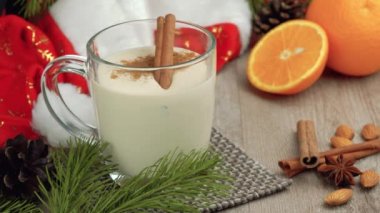 Hindistan cevizi ve tarçınlı eggnog Noel kokteyli. Geleneksel bayram içkisi. Sıcak xmas kokteyli, süt, krema, yumurta ve baharata dayanır.. 