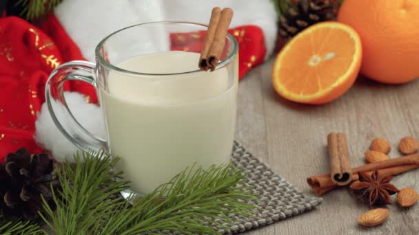Ajerkoniak Świąteczny Tartym Gałką Muszkatołową Cynamonem Tradycyjny Świąteczny Drink Ciepły — Wideo stockowe