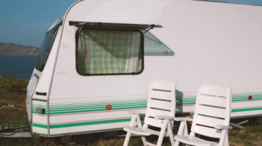 Güzel bir gölün kıyısındaki turist karavanı. Yolcunun rahatını sağlamak için gerekli tüm ev aletleriyle donatılmış büyük ölçekli karavan karavanı. Eğlence aracı karavan..