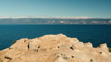 Göldeki pelerin, kayalık sahil. Seyahat konsepti. Sibirya Baykal Gölü 'nün güzel manzarası. Olkhon Adası manzarası. Küçük Deniz Bölgesi Baykal Milli Parkı 'nın bir parçasıdır. Doğal arkaplan.
