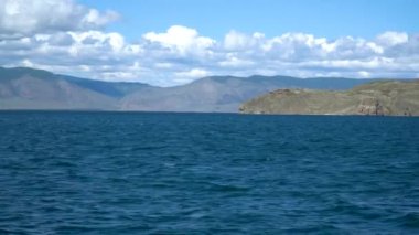 Sibirya Baykal Gölü 'nün güzel manzarası. Seyahat konsepti. Baykal Gölü dünyanın en büyük tatlı su gölüdür. Doğal arkaplan.