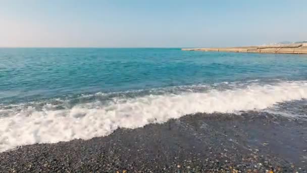 Maré Onda Mar Água Espalha Sobre Pequenos Seixos — Vídeo de Stock