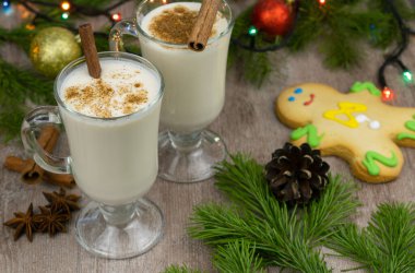 Geleneksel bayram içkisi. çiğ tavuk yumurtası ve süte dayalı tatlı içecek.. 