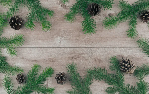 木のヴィンテージの背景に緑のクリスマスツリー コーンとモミの枝 トップビュー コピースペース 天然のトウヒ — ストック写真