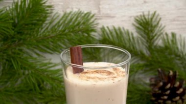 Hindistan cevizi ve tarçınlı eggnog Noel kokteyli. Geleneksel bayram içkisi. Sıcak xmas kokteyli. Süt, krema, yumurta ve baharata dayalı. Alkol de eklenince. dönen kupa. 