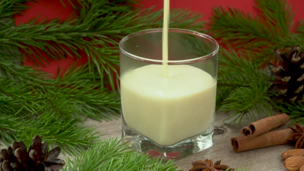 Weihnachtscocktail Eierlikör Mit Geriebener Muskatnuss Und Zimt Traditionelles Feiertagsgetränk Warmer — Stockvideo