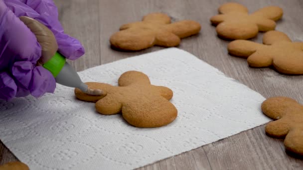 Cocinar Pan Jengibre Llenándolo Con Azúcar Glaseado Haciendo Golosinas Navideñas — Vídeos de Stock