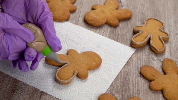 Fazendo Homens Gengibre Natal Com Suas Próprias Mãos Cozinhar Pão — Vídeo de Stock