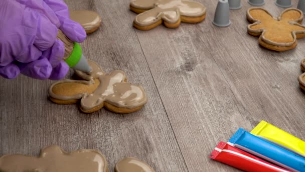 Göra Julpepparkaksgubbar Med Egna Händer Matlagning Pepparkakor Fyllning Med Issocker — Stockvideo