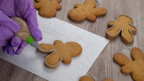 Hacer Hombres Tradicionales Jengibre Navidad Con Sus Propias Manos Cocinar — Vídeos de Stock